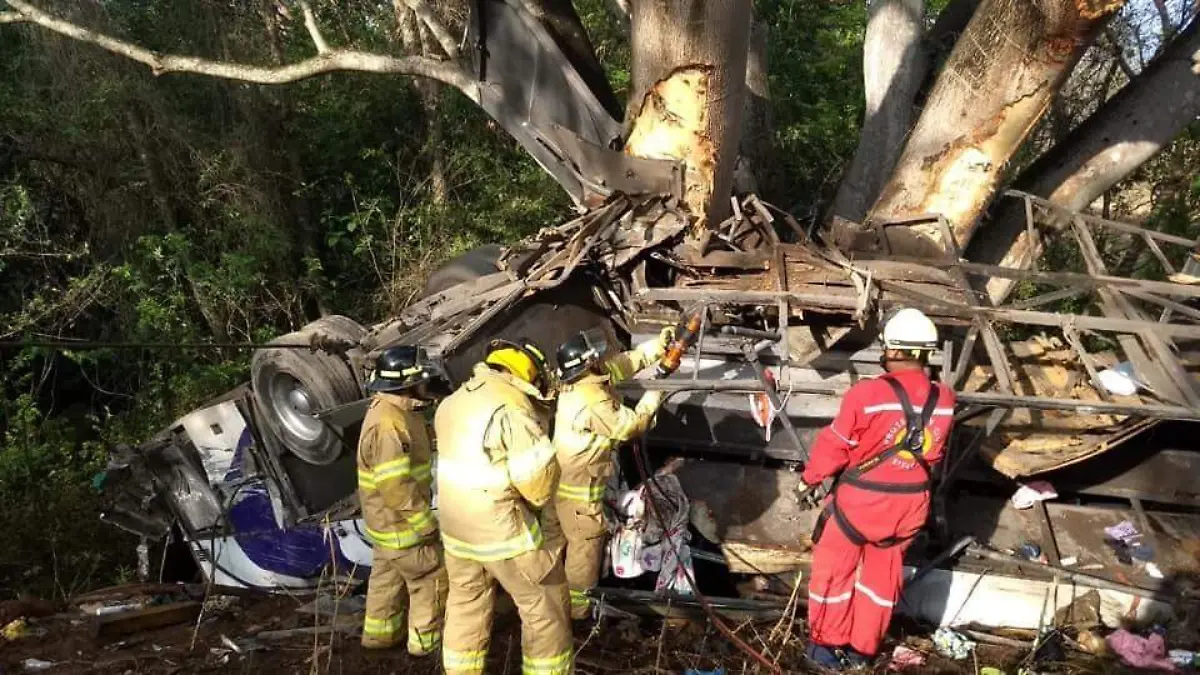 07 Mueren 15 turistas en volcadura de autobús1